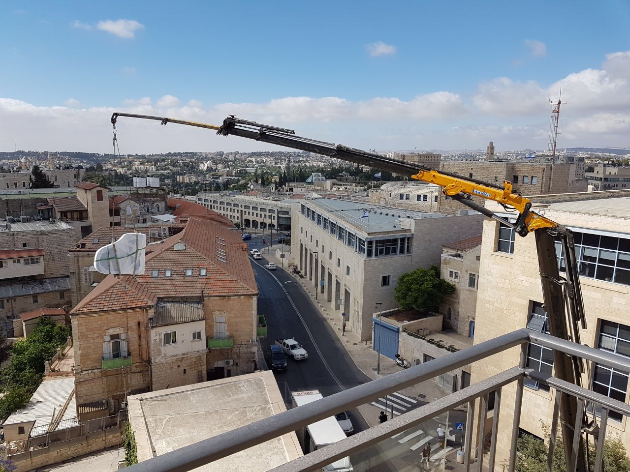 הובלת פסנתר באמצעות מנוף