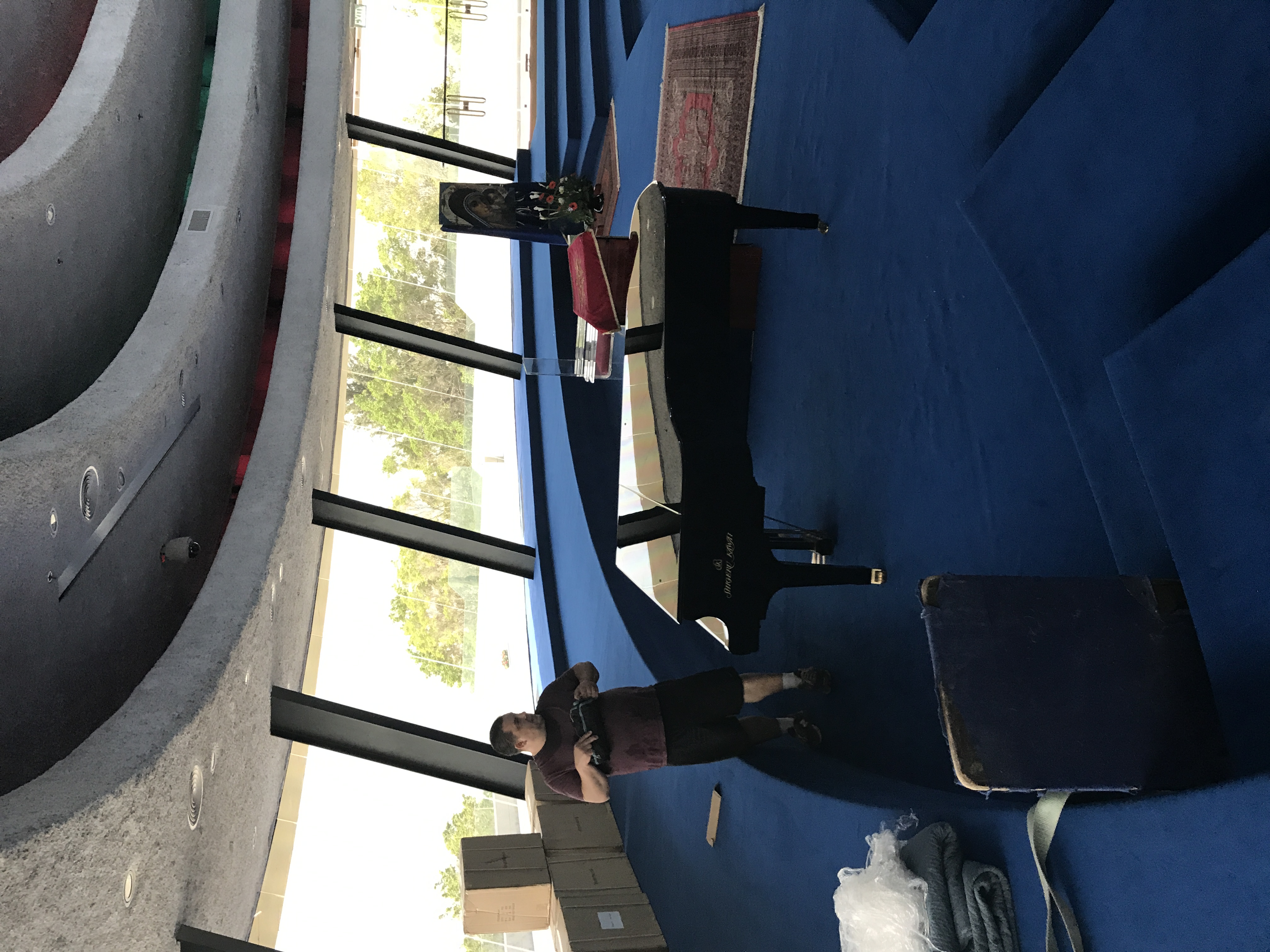 מובילים פסנתר להופעה