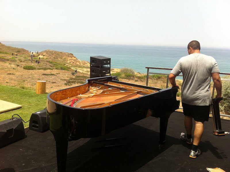 הרכבת פסנתר לאחר הובלה