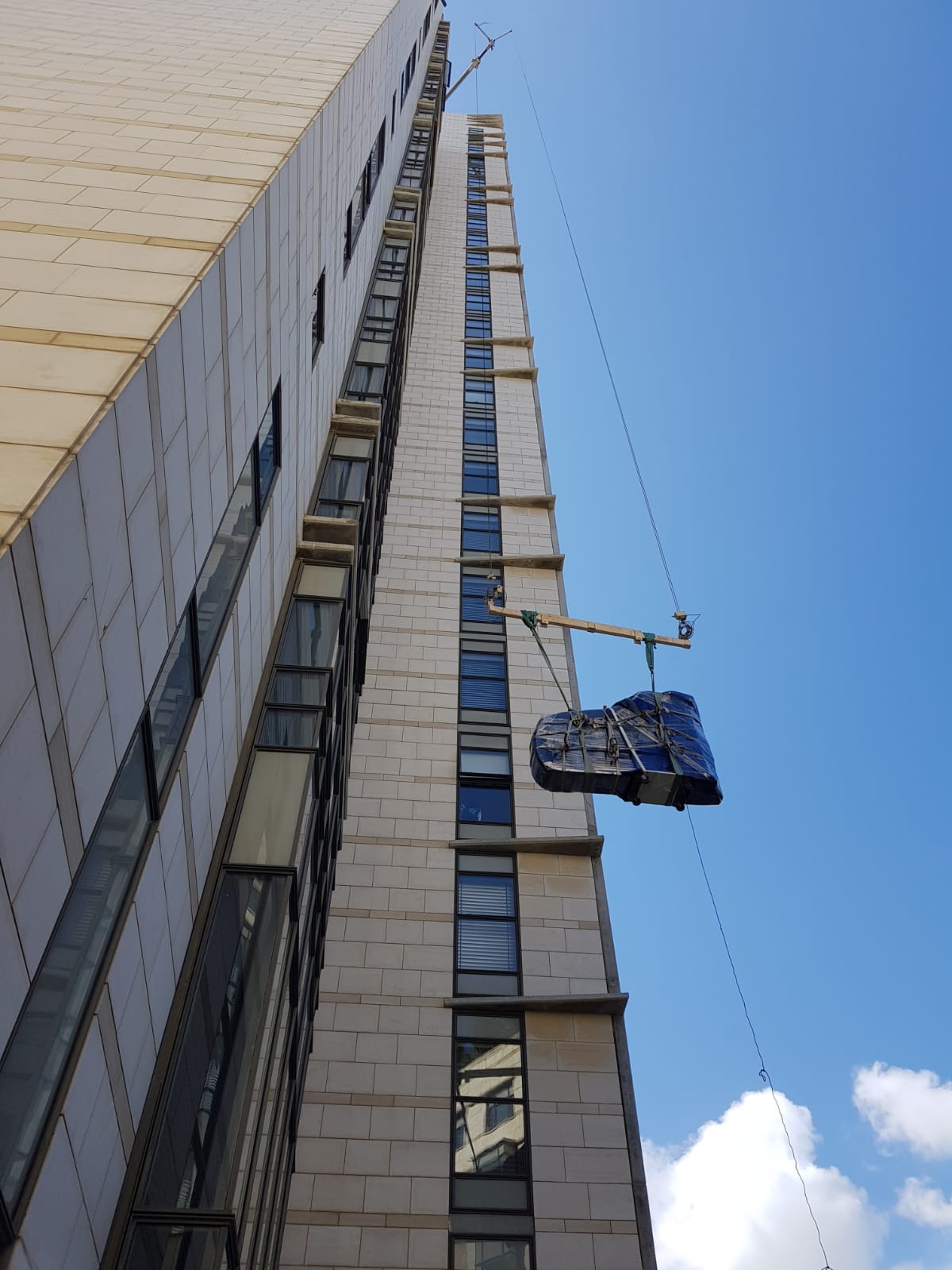 מובילים פסנתר עם מנוף