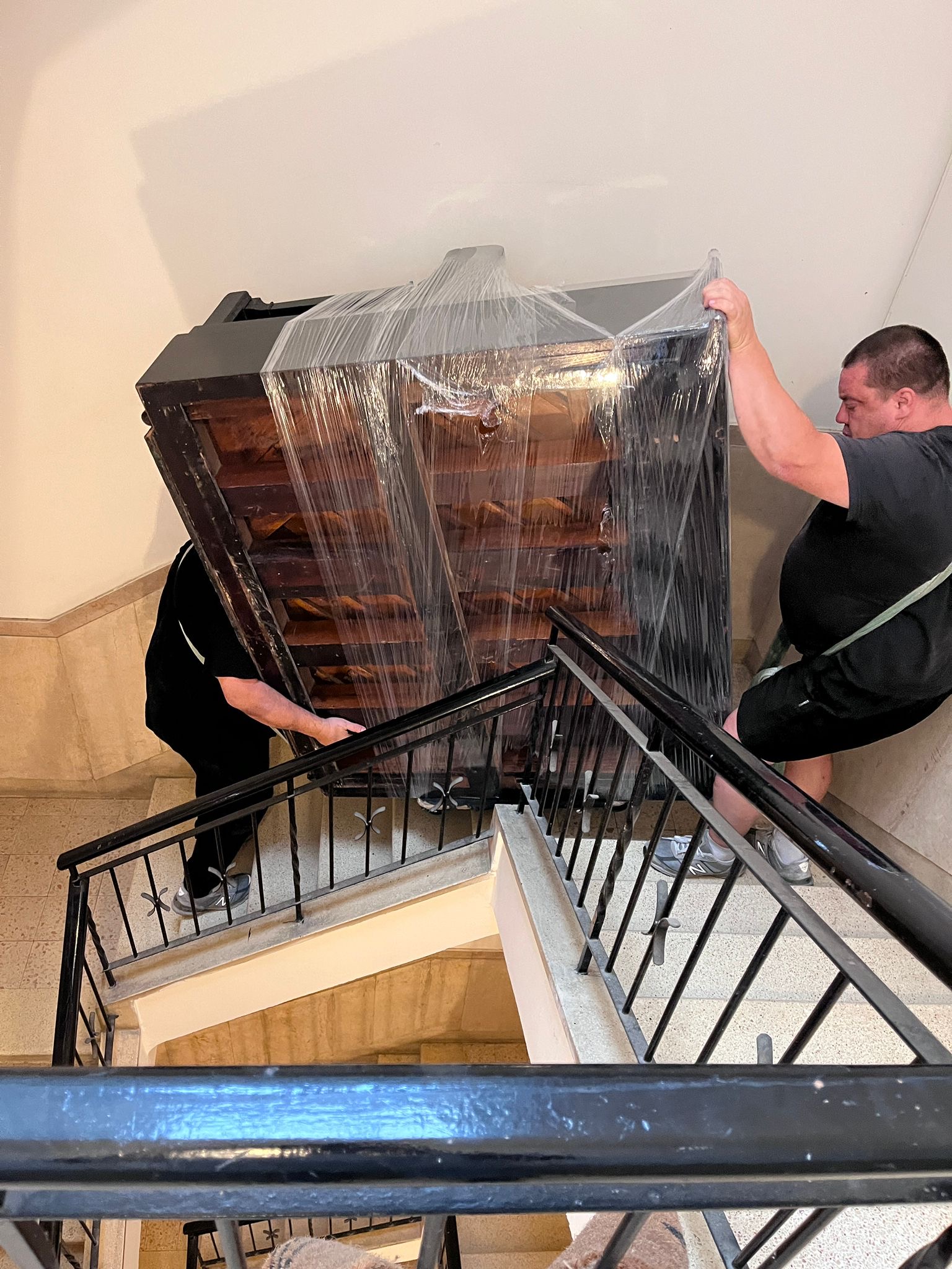 הובלת פסנתר במדרגות