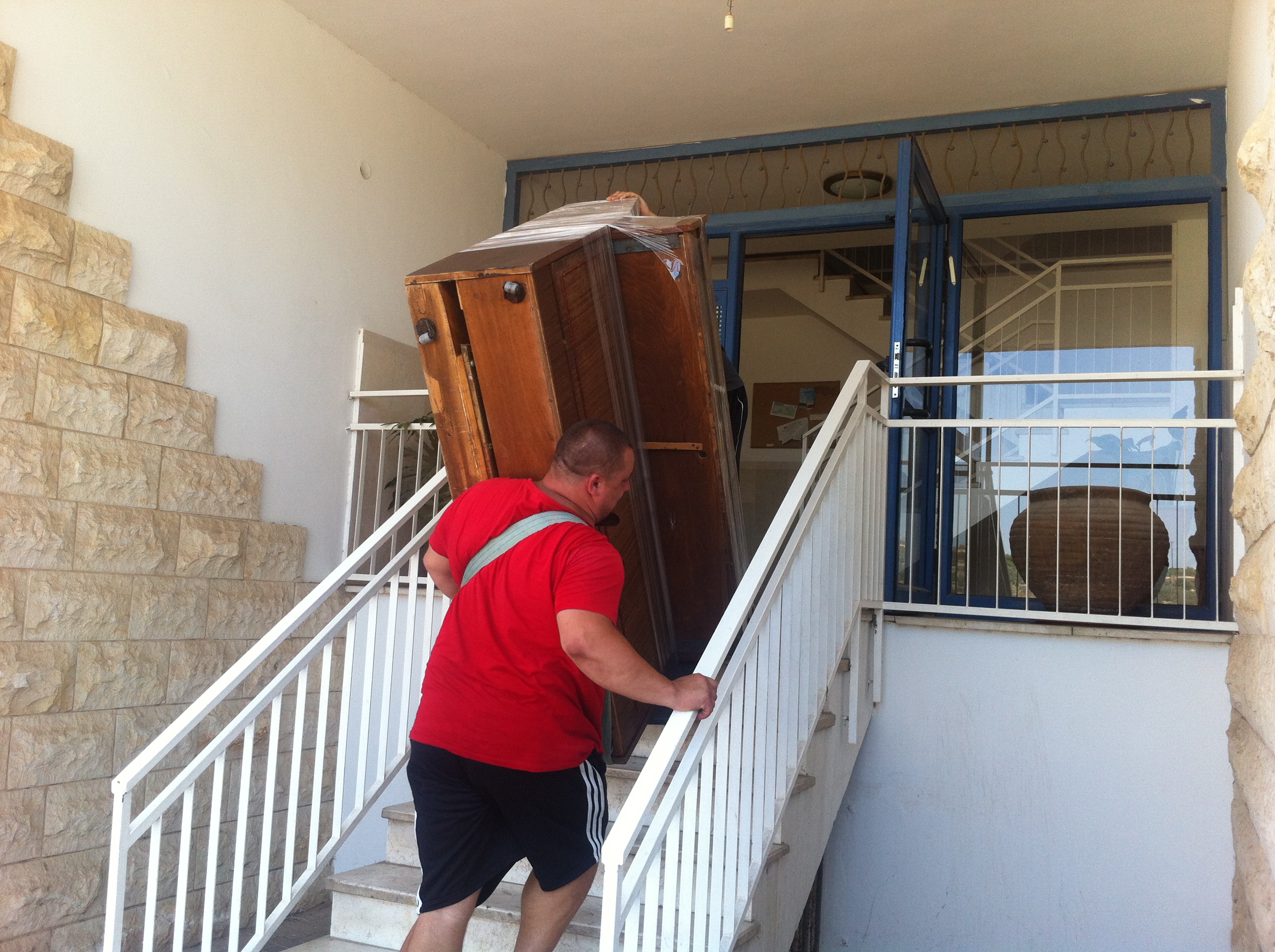 איך מובילים פסנתר במדרגות