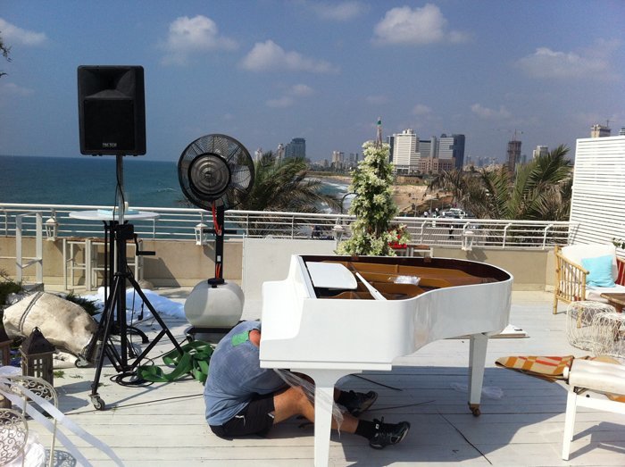 הובלת פסנתר לחוף הים